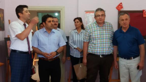İlçe Milli Eğitim Müdürü Sayın Serkan TOPBAŞ  Mithatpaşa İlkokulu´nda açılan Ebru Kursu Sergisinin Açılışını Yaptı.