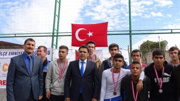 İlçe Milli Eğitim Müdürümüz Serkan TOPBAŞ, İlçe Emniyet Müdürlüğü tarafından düzenlenen  “Yeşeren Umutlar” Liseler Arası Futbol Turnuvası Finaline katıldı.