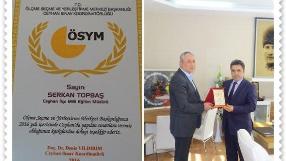 ÖSYM Ceyhan Sınav Koordinatörlüğü´nce İlçe Millî Eğitim Müdürü Sayın Serkan TOPBAŞ’a Teşekkür Plaketi…
