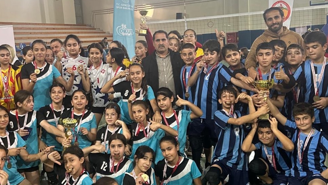 PAMUKELİ ORTAOKULU'NDAN VOLEYBOL KÜÇÜKLER ERKEK VE KIZ ADANA İL BİRİNCİLİĞİ